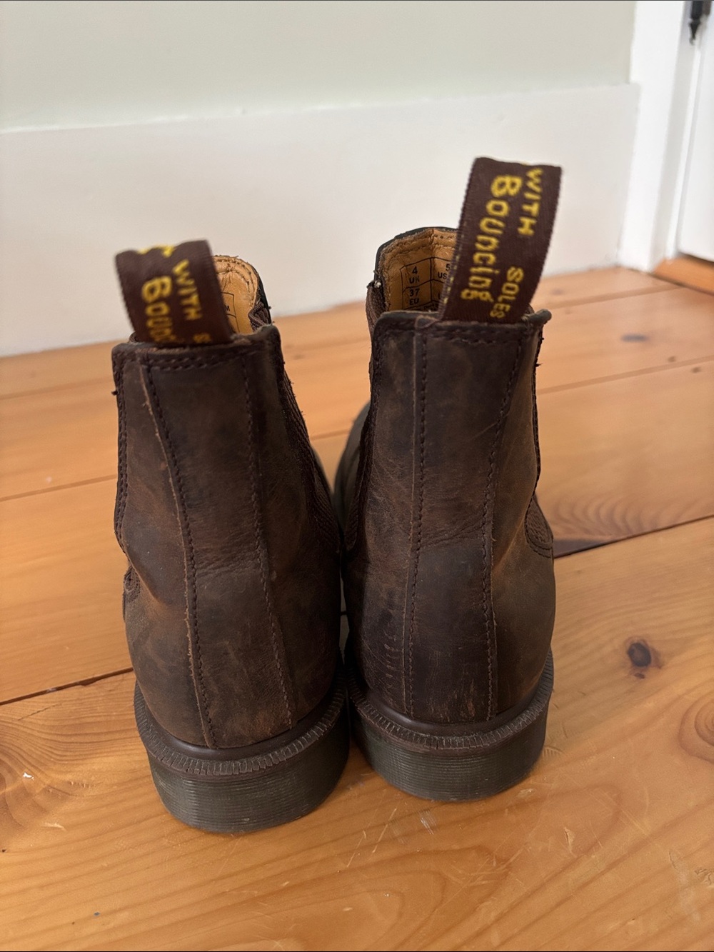 Dr. Martens 2976 Chelsea Boots - Picture 4 of 5